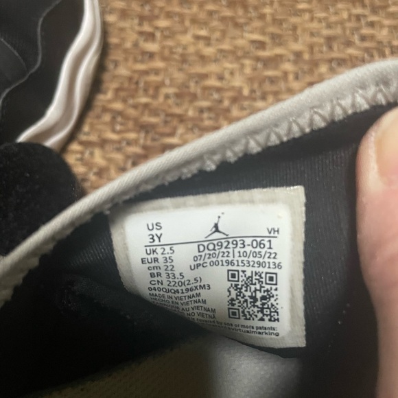 Jordan Boys 23-7 sneakers, size 3. - Picture 4 of 4